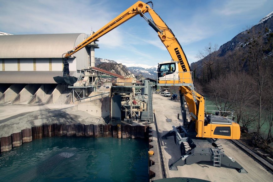 In vollem Einsatz für Schweizer Naturprodukt: Liebherr-Materialumschlagmaschine LH 60 M Port Litronic